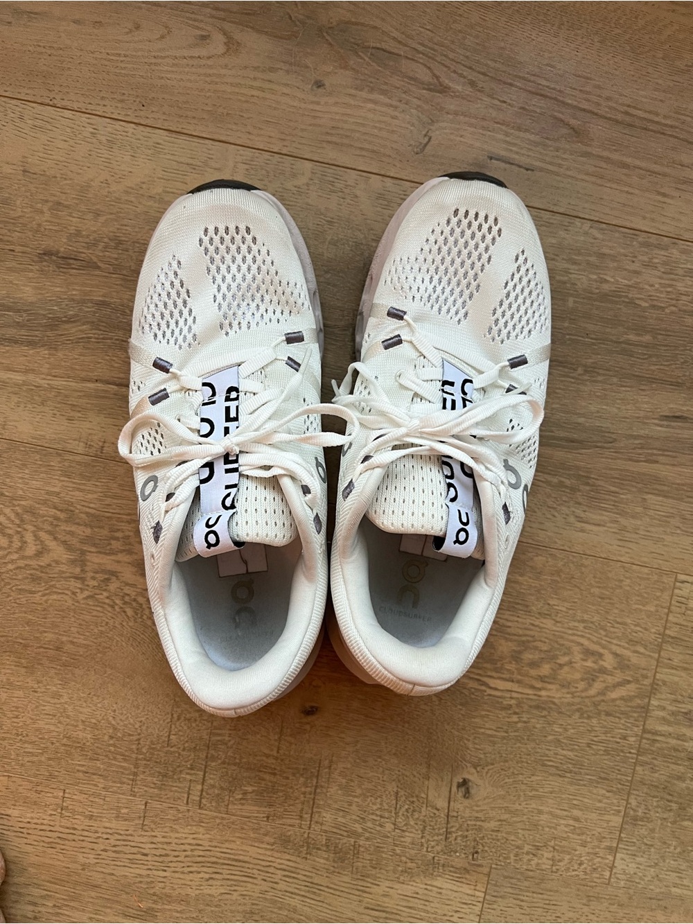 Women’s On Clouds running shoes white size 8.5